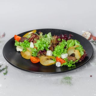 Салат з карамелізованою грушею та курячою печінкою (230г)