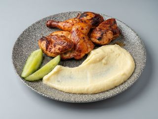 Кукурудзяне курча гриль із картопляним пюре і малосольним огірком