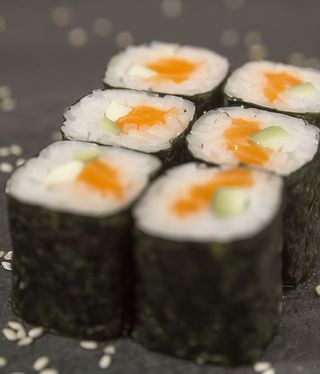 Макі сьомга авокадо (110г)