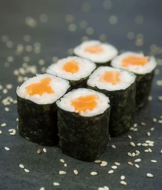 Макі сьомга спайсі (110г)