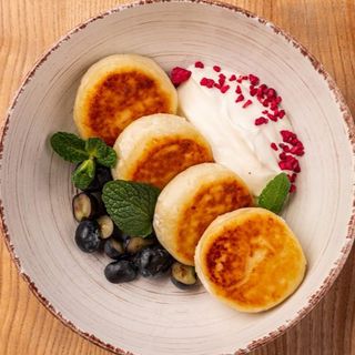 Сирники з сметаною та сезонними ягодами