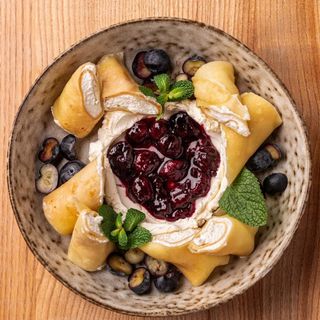 Млинці з сиром у вишневому соусі