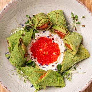 Шпинатні млинці з лососем та авокадо