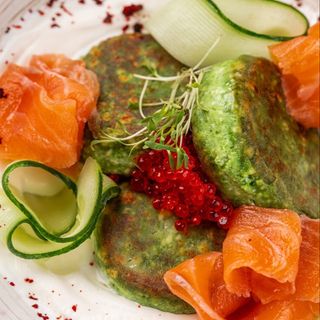 Шпинатні сирники з лососем