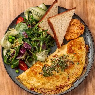 Омлет із шинкою та сиром гауда