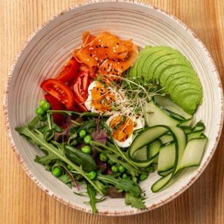 Бранч-боул із лососем та яйцем