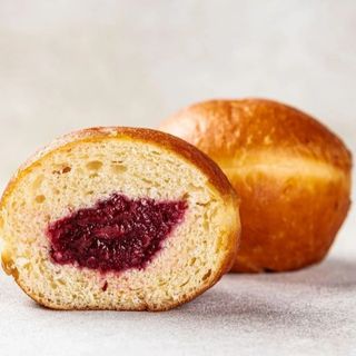 Пампух з вишнею