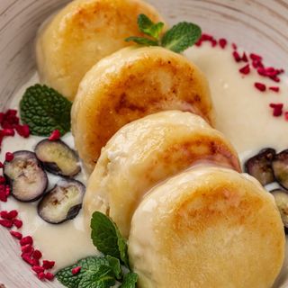 Сирники з теплим кокосовим соусом