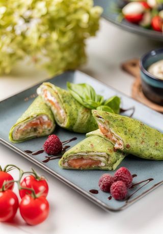 Млинці шпинатні з лососем