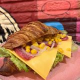 Круасан з шинкою та сиром