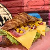 Круасан з копченою ковбасою та Чеддером