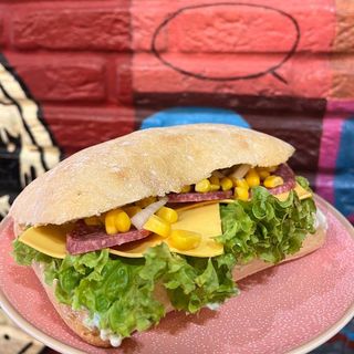 Чіабатта з копченою ковбасою та чеддером