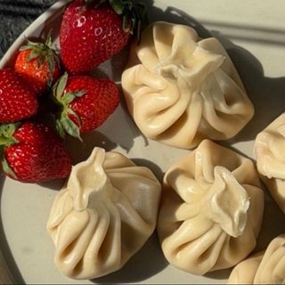 Хінкалі Полуниця в вершках