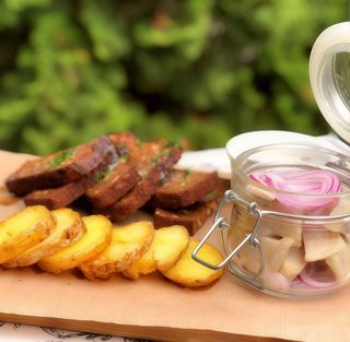 Оселедець із картоплею і тостами