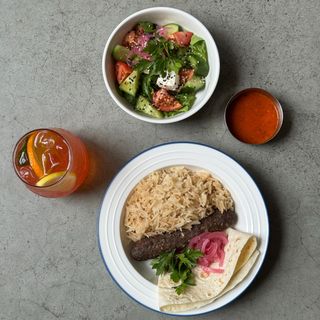 Рис з люля кебабом та соусом з печених томатів