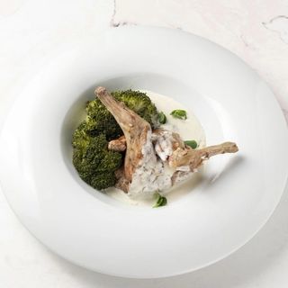 Кролик з броколі у вершково-сирному соусі (270г)