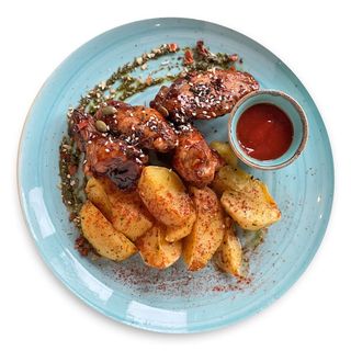 Курячі крильця з картопляними частками (340 г) та Салатик