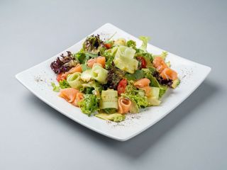 Салат з лососем та авокадо (250г)