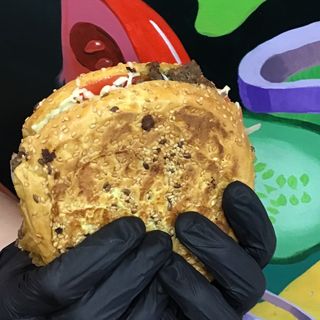 Шаурма у булці з яловичиною 