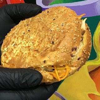 Шаурма у булці з куркою 