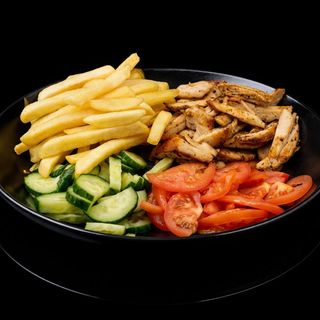 Шаурма на тарілці з куркою 