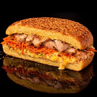 Шаурма у булці з куркою 