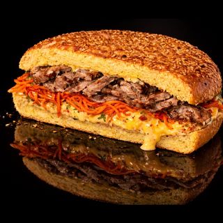 Шаурма у булці з яловичиною 