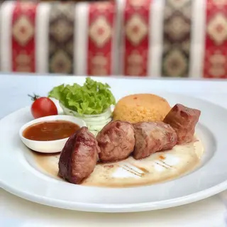 Шашлик з яловичої вирізки (150 г. /100г. гарнір)