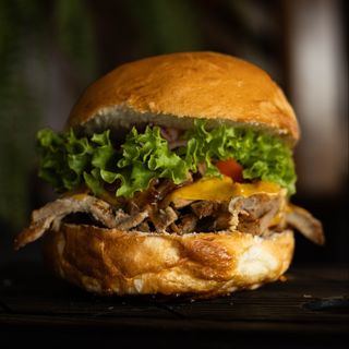 Бургер із рваною свинино