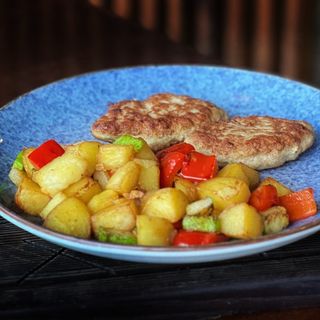 Картопля з овочами та курячими котлетами