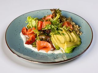 Салат з лососем кіноа, авокадо та мусом (260г)