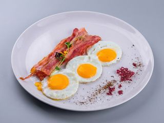 Яєчня з трьох яєць з беконом (150/30г)