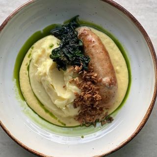 Куряча ковбаска з пюре та сирним соусом (350г)