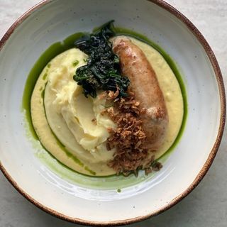 Куряча ковбаска з пюре та сирним соусом (350г)