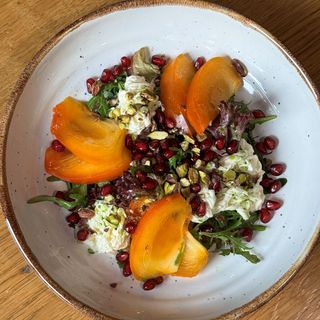 Салат з страчателлою та хурмою (230г)