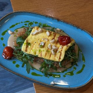 Баклажан з халумі та горіховим соусом (300г)