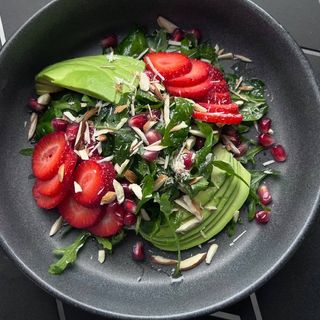 Салат з страчателлою та полуницею (230г)