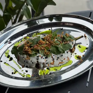 Запечений баклажан з томатним соусом і мусом з фети (270г)
