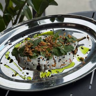 Запечений баклажан з томатним соусом і мусом з фети (270г)