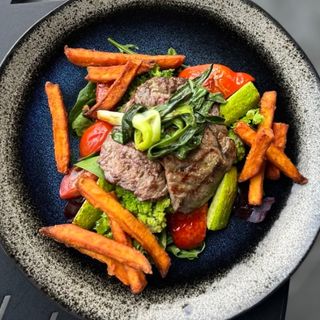 Теплий салат з телятиною та овочами (230г)