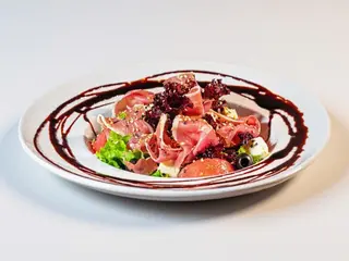 Салат з пармською шинкою та Моцарелою (150г)