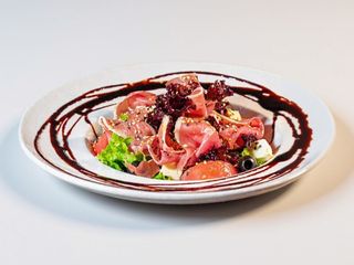 Салат з пармською шинкою та Моцарелою (150г)