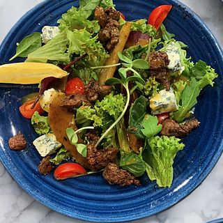 Салат з карамелізованою грушею та курячою печінкою (240г)