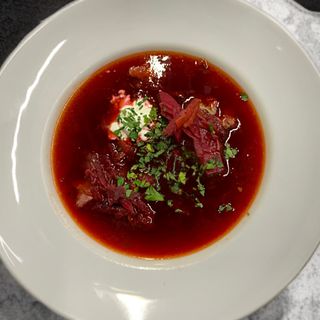 Червоний борщ з телятиною (250/20/20г)