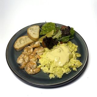 Яєчня скрембл з креветками