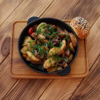 Пательня зі свининою та овочами 320г