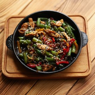 Пательня з телятиною та спаржевою квасолею 320г