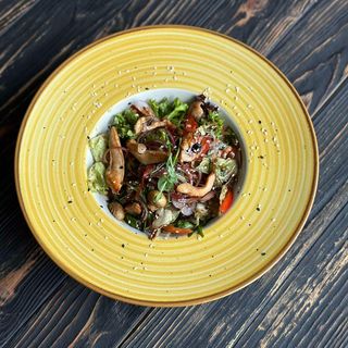 Теплий салат з телятиною (280 г)