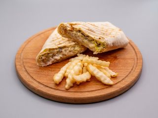 Рол з картоплею фрі та куркою 