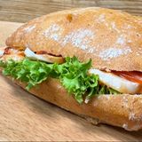 Чіабата томатна з куркою та соусом мехікано